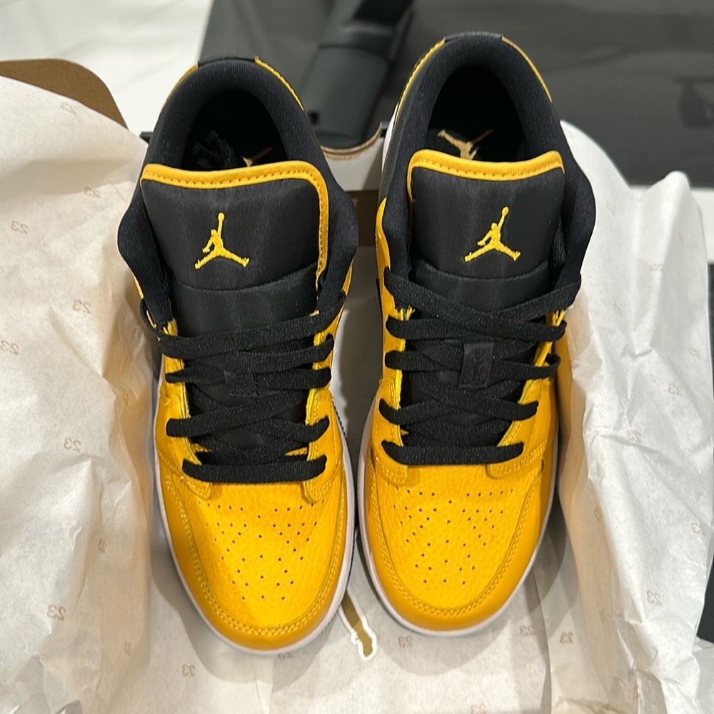 Air Jordan 1 low GS size 7y equivalent to women’s 8.5